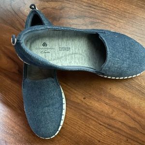 Clarks CloudSteps size 5.5. In brand new condition.